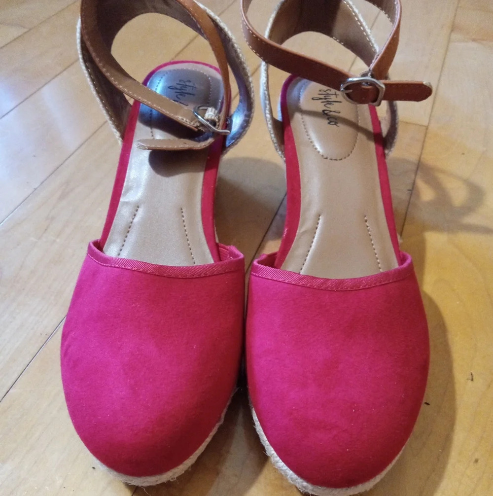 Style & Co. Red suede espadrilles wedge sandals EUC women size 9